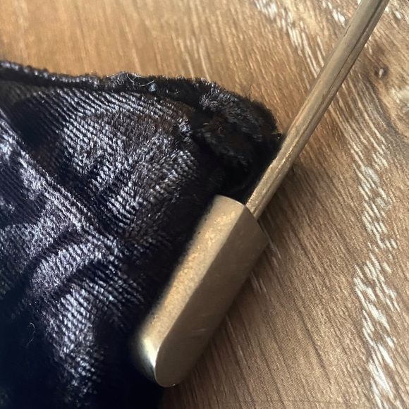 Vintage La Rue black velvet rose-patterned snap bag with metal handle - Picture 6 of 6